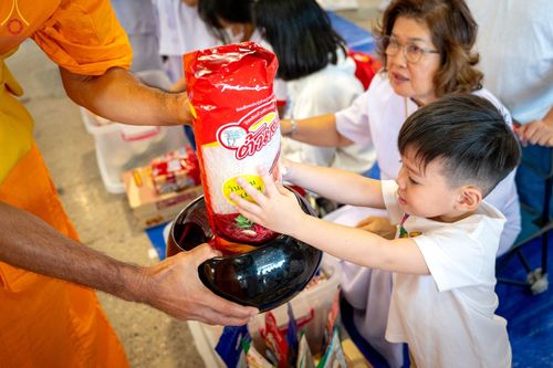 ภาพ No.86834:พิธีตักบาตร , พิธีบูชาข้าวพระ , พิธีจุดเทียนใจ ไฟนิรันดร์ อนันตชัย ในวันอาทิตย์ต้นเดือน 3 กันยายน พ.ศ. 2566 ณ วัดพระธรรมกาย