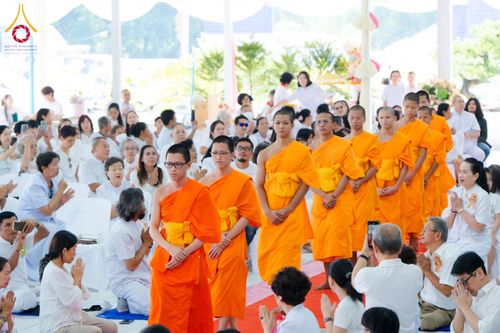 ภาพ No.174020:พิธีทอดกฐิน ศูนย์เบญจธรรม จ.ปทุมธานี ในโครงการกฐินสามัคคีทั่วไทย 30,000 วัด บูชาธรรม 80 ปี หลวงพ่อธัมมชโย โดยคณะศิษยานุศิษย์วัดพระธรรมกาย วันที่ 11 พฤศจิกายน พ.ศ. 2567