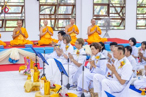 ภาพ No.160796:พิธีเจริญพระพุทธมนต์ และปิดแผ่นทองรูปเหมือน พระเดชพระคุณพระมงคลเทพมุนี (สด จนฺทสโร) พระผู้ปราบมาร จำนวน 3 องค์ วันเสาร์ที่ 5 ตุลาคม พ.ศ. 2567 ณ อาคารปลูกศรัทธา 2 (ชานชลาเดิม) วัดพระธรรมกาย อ.คลองหลวง จ.ปทุมธานี