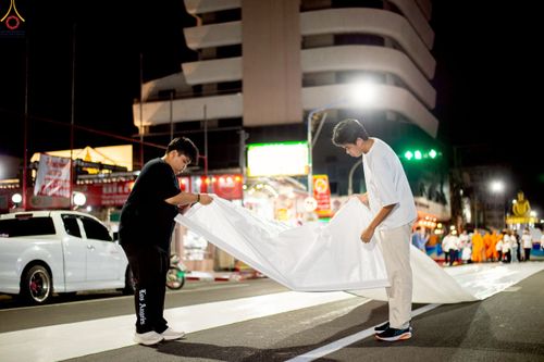 ภาพ No.237334:วันที่ 9-10 สิงหาคม พ.ศ. 2568 การเตรียมงาน เก็บงาน ของเจ้าหน้าที่ทุกสถานะ ในงานมหาสังฆทาน ตักบาตรพระ 10,000 รูป ใจกลางเมืองหาดใหญ่ จ.สงขลา