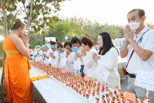 ภาพ No.189982:พิธีถวายภัตตาหารเป็นสังฆทาน แด่พระธรรมยาตรา ณ อนุสรณ์สถานมหาวิหารพระมงคลเทพมุนี (โลตัสแลนด์) อ.สองพี่น้อง จ.สุพรรณบุรี ในโครงการธรรมยาตรา กตัญญูบูชา มหาปูชนียาจารย์ พระมงคลเทพมุนี(สด จนฺทสโร) พระผู้ปราบมาร อนุสรณ์สถาน 7 แห่ง ปีที่ 13 วันที่ 6 มกราคม 2568