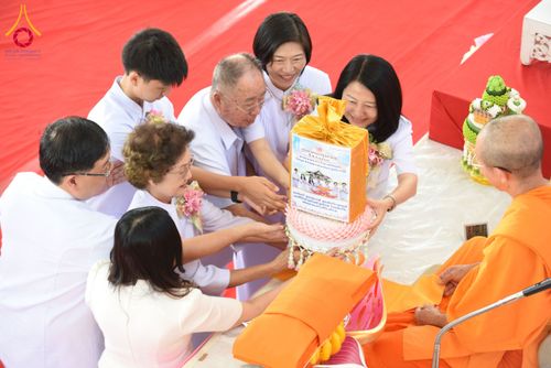 ภาพ No.175113:พิธีทอดกฐินสถาปนา แผ่นสิริฉะทะนะรัสมี(หลังคา) อาคาร 80 ปี หลวงพ่อธัมมชโย ณ ศูนย์ปฏิบัติธรรมวิหารแดง จ.สระบุรี วันเสาร์ที่ 9 พฤศจิกายน พ.ศ. 2567