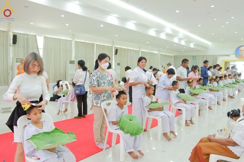 ภาพ No.216182:วันเสาร์ที่ 5 เมษายน พ.ศ. 2568 พิธีตัดปอยผม พิธีขอขมาผู้ปกครอง พิธีขอขมามอบผ้าไตร พิธีบรรพชา พิธีถวายบาตรสามเณร ณ ศูนย์ปฏิบัติธรรมและศูนย์อบรมเยาวชนเพชรบุรี ต.ท่าแลง อ.ท่ายาง จ.เพชรบุรี