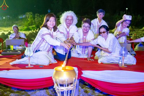 ภาพ No.138635:Photo Story  มหัศจรรย์วัดดงดินแดง Episode 6 พระภิกษุ-สามเณร ในโครงการบรรพชาอุปสมบทหมู่  กว่า 500 รูป และศีลจาริณีกว่า 300 คน ร่วมกันก่อพระเจดีย์ทราย 20,000 องค์ และจุดประทีป  บูชาธรรม 80 ปี หลวงพ่อธมฺมชโย กลางลำน้ำแม่ตื่น