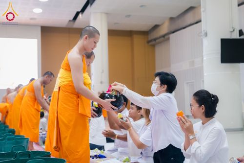 ภาพ No.60771:พิธีตักบาตรพระภิกษุสามเณร ธรรมทายาทระดับอุดมศึกษา วันเสาร์ที่ 20 เมษายน พ.ศ. 2567 ณ ห้องปฎิบัติธรรม ชั้นลอย มหารัตนวิหารคด 13 วัดพระธรรมกาย จ.ปทุมธานี
