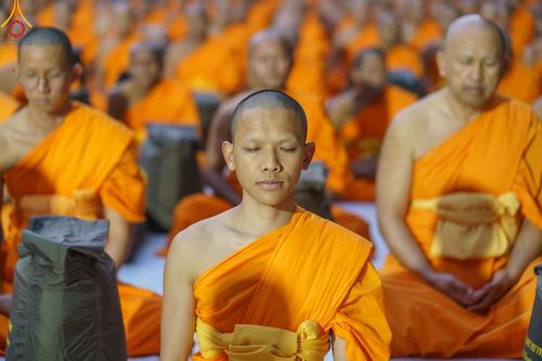 ภาพ No.189194:พระธรรมยาตราปฏิบัติธรรม และถ่ายภาพหมู่ประวัติศาสตร์ ในโครงการธรรมยาตรา กตัญญูบูชา มหาปูชนียาจารย์ พระมงคลเทพมุนี(สด จนฺทสโร) พระผู้ปราบมาร อนุสรณ์สถาน 7 แห่ง ปีที่ 13 วันที่ 4 มกราคม พ.ศ. 2568 ณ อนุสรณ์สถานมหาวิหารพระมงคลเทพมุนี (โลตัสแลนด์) อ.สองพี่น้อง