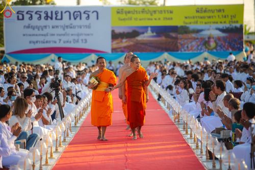 ภาพ No.192640:พิธีจุดประทีปถวายเป็นพุทธบูชา และบูชาธรรมมหาปูชนียาจารย์ ณ อนุสรณ์สถานคลองบางนางแท่น อ.สามพราน จ.นครปฐม ในโครงการธรรมยาตรา กตัญญูบูชา มหาปูชนียาจารย์ พระมงคลเทพมุนี(สด จนฺทสโร) พระผู้ปราบมาร อนุสรณ์สถาน 7 แห่ง ปีที่ 13 วันที่ 10 มกราคม พ.ศ. 2568
