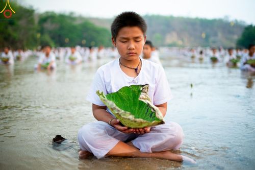 ภาพ No.63270:Photo Story  มหัศจรรย์วัดดงดินแดง Episode 1  พิธีปลงผมนาคธรรมทายาท  ในโครงการบรรพชาอุปสมบทหมู่ ฟื้นฟูพระพุทธศาสนาทั่วไทย วัดดงดินแดง ณ ลำน้ำแม่ตื่น อ.อมก๋อย จ.เชียงใหม่ วันที่ 2 เมษายน พ.ศ. 2567