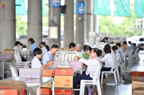 ภาพ No.239978:วันที่ 20-23 สิงหาคม พ.ศ. 2568 การเตรียมงานวันธรรมชัย ใส่ถ่านประทีป LED ที่วิหารคด 7 และ 25 วัดพระธรรมกาย