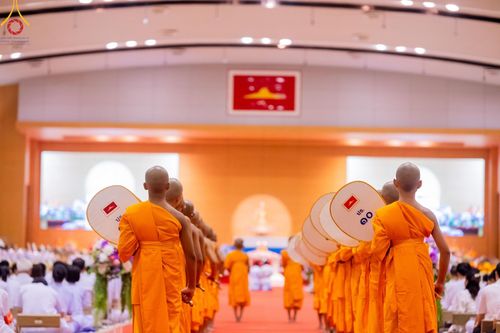 ภาพ No.147048:พิธีมุทิตาสักการะพระภิกษุ ผู้สอบได้เปรียญธรรม 9 ประโยคระดับโลกปีที่ 36, พิธีมอบโล่เกียรติยศและทุนการศึกษา สำนักเรียนบาลีดีเด่นทั่วประเทศ, พิธีถวายมหาสังฆทานคณะสงฆ์ 2,000 กว่าวัด ทั่วประเทศ ปีที่ 24, พิธีถวายไทยธรรมคณะสงฆ์ 323 วัด 4 จังหวัดชายแดนภาคใต้