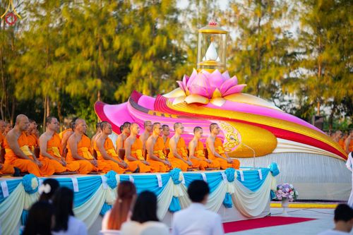 ภาพ No.192953:พิธีตักบาตรพระธรรมยาตรา ณ อนุสรณ์สถานคลองบางนางแท่น อ.สามพราน จ.นครปฐม ในโครงการธรรมยาตรา กตัญญูบูชา มหาปูชนียาจารย์ พระมงคลเทพมุนี(สด จนฺทสโร) พระผู้ปราบมาร อนุสรณ์สถาน 7 แห่ง ปีที่ 13 วันที่ 11 มกราคม พ.ศ.2568