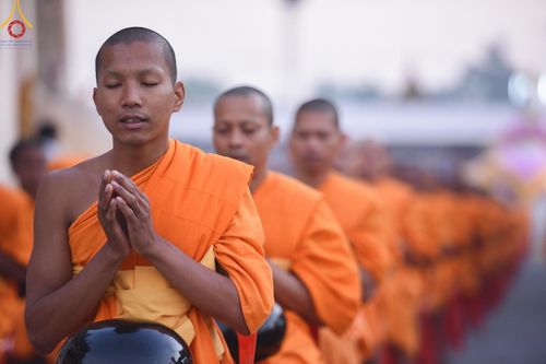 ภาพ No.197634:พิธีตักบาตรพระธรรมยาตรา ณ อนุสรณ์สถานลำดับที่ 4 สถานที่เกิดด้วยกายธรรม วัดโบสถ์(บน) ต.บางคูเวียง จ.นนทบุรี ในโครงการธรรมยาตรา กตัญญูบูชา มหาปูชนียาจารย์ พระมงคลเทพมุนี(สด จนฺทสโร) พระผู้ปราบมาร อนุสรณ์สถาน 7 แห่ง ปีที่ 13 วันที่ 19 มกราคม พ.ศ. 2568