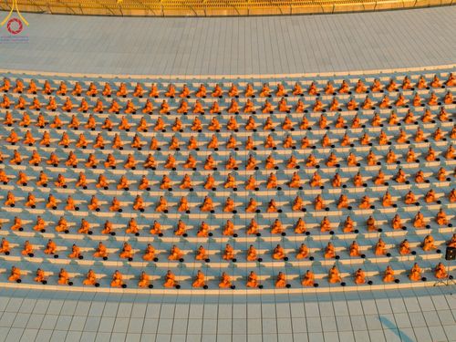 ภาพ No.187738:พิธีตักบาตรฉลองพระใหม่ ต้อนรับพุทธศักราช 2568 ณ ลานธรรมพระมหาธรรมกายเจดีย์ วัดพระธรรมกาย จ.ปทุมธานี วันที่ 1 มกราคม พ.ศ. 2568