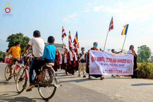 ภาพ No.212895:วันที่ 14 - 15 มีนาคม พ.ศ. 2568 คณะสงฆ์และสามเณรเดินธรรมยาตรา ในโครงการบวชสามเณรเนปาล 500 รูป ไปยังสถานที่รอบมายาเทวีและลุมพินีเกรด ณ ลุมพินี ประเทศเนปาล