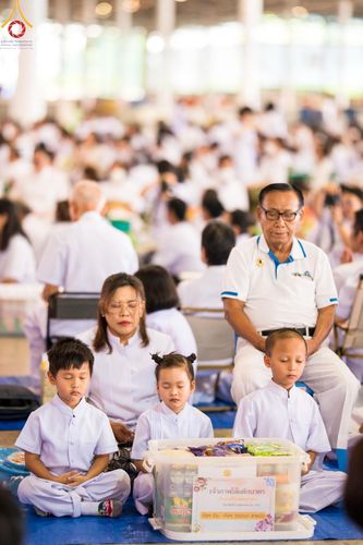 ภาพ No.136559:พิธีตักบาตร พิธีบูชาข้าวพระ ในวันอาทิตย์ต้นเดือนที่ 5 พฤษภาคม พ.ศ. 2567 ณ วัดพระธรรมกาย จ.ปทุมธานี