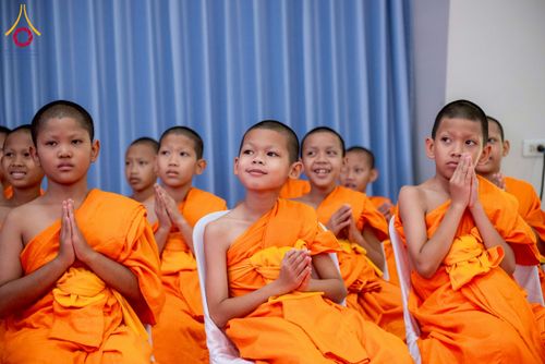 ภาพ No.218046:วันอาทิตย์ที่ 13 เมษายน พ.ศ. 2568 พิธีตักบาตรฉลองสามเณรใหม่ 75 รูป เนื่องในวันสงกรานต์ (โครงการบรรพชาสามเณรฟื้นฟูพระพุทธศาสนาทั่วไทย ประจำปีพุทธศักราช 2568) ณ ศูนย์ปฏิบัติธรรมระยอง(บ้านช่องลม) ตำบลบางบุตร อำเภอบ้านค่าย จังหวัดระยอง