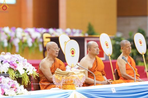 ภาพ No.146085:วันมหารำลึก ครั้งที่ 34 พิธีร่วมรำลึกถึงนักสร้างบารมีที่ล่วงลับไปแล้ว , พิธีสวดพระพุทธมนต์ ณ ห้องแก้วสารพัดนึก 1 วัดพระธรรมกาย วันเสาร์ที่ 27 กรกฎาคม พ.ศ. 2567