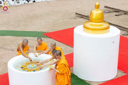 ภาพ No.261880:วันที่ 14 ตุลาคม พ.ศ. 2568 พิธีกลั่นแผ่นดิน โปรยทรายตอกเสาเข็มมหามงคลต้นแรก  สร้างองค์พระเจดีย์และจุดประทีปถวายเป็นพุทธบูชา ณ ศูนย์ปฏิบัติธรรมชัยนาท ต.ธรรมามูล อ.ชัยนาท จ.ชัยนาท