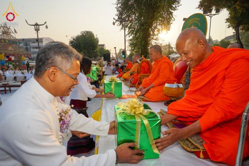 ภาพ No.208649:ตักบาตรพระ 1,743 รูป ครบรอบ 743 ปี นครน่าน ถวายเป็นพุทธบูชา น้อมบุญกุศลอุทิศให้บรรพบุรุษ วันอาทิตย์ ที่ 16 กุมภาพันธ์ พ.ศ. 2568 ณ ถนนคนเดินข่วงเมืองน่าน ต.ในเวียง อ.เมือง จ.น่าน