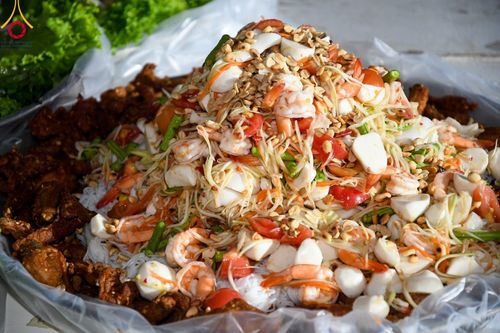 ภาพ No.106684:พิธีถวายภัตตาหารเป็นสังฆทาน แด่คณะพระธรรมยาตราฯ ในโครงการธรรมยาตรากตัญญูบูชา มหาปูชนียาจารย์ พระมงคลเทพมุนี(สด จนฺทสโร) พระผู้ปราบมาร อนุสรณ์สถาน 7 แห่ง ปีที่ 12 วันที่ 6 มกราคม พ.ศ. 2567 ณ อนุสรณ์สถานโลตัสแลนด์ จ.สุพรรณบุรี