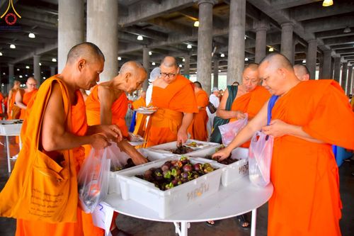 ภาพ No.219270:บรรยากาศการเดินทางเข้าวัดพระธรรมกาย , การต้อนรับปฏิสันถาร , การฉันภัตตาหารเช้า , การลงทะเบียนพระสังฆาธิการ  เนื่องในวันคุ้มครองโลก พิธีถวายมหาสังฆทานคณะสงฆ์ 40,000 กว่าวัดทั่วประเทศ ณ วัดพระธรรมกาย
