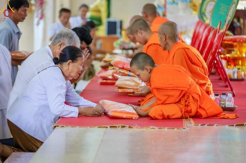 ภาพ No.163214:โครงการกฐินสามัคคีทั่วไทย 30,000 วัด บูชาธรรม 80 ปี หลวงพ่อธัมมชโย โดย คณะศิษยานุศิษย์วัดพระธรรมกาย ณ วัดหนองกาดำบำรุงธรรม จ.พิษณุโลก วันที่ 19 ตุลาคม พ.ศ. 2567