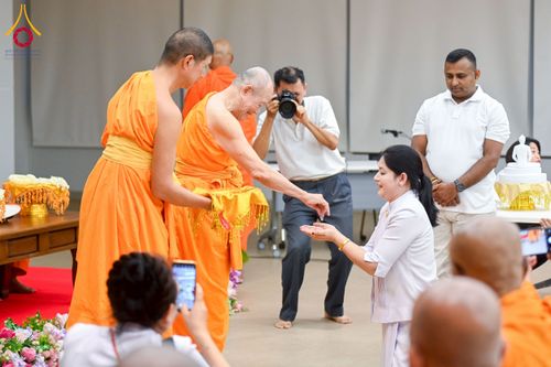 ภาพ No.223033:วันที่ 24 เมษายน พ.ศ. 2568 หลวงพ่อทัตตชีโวต้อนรับคณะสงฆ์ศรีลังกา ณ อาคาร 100 ปี คุณยายมหารัตนอุบาสิกาจันทร์ ขนนกยูง วัดพระธรรมกาย