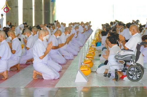ภาพ No.62726:พิธีขอขมามอบผ้าไตร ในโครงการอุปสมบทหมู่ บูชาธรรมหลวงพ่อธัมมชโย พ.ศ.2567  โครงการอุปสมบทหมู่ธรรมทายาท ระดับอุดมศึกษา รุ่นที่51 (ภาคฤดูร้อน) โครงการบวชพระนานาชาติ AEC และ WAB รุ่นผู้บริหาร(รุ่นที่2) ณ ลานธรรม พระมหาธรรมกายเจดีย์ วันที่ 13 เมษายน พ.ศ. 2567