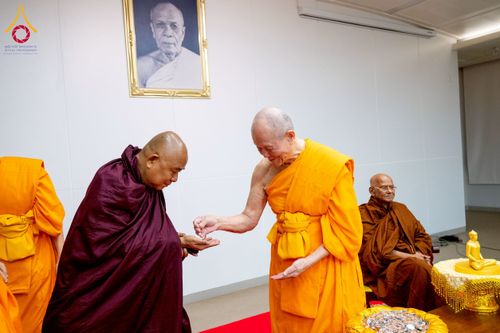 ภาพ No.222371:วันที่ 21 เมษายน พ.ศ. 2568 หลวงพ่อทัตตชีโวต้อนรับคณะสงฆ์ WAB ณ อาคาร 100 ปี คุณยายมหารัตนอุบาสิกาจันทร์ ขนนกยูง วัดพระธรรมกาย