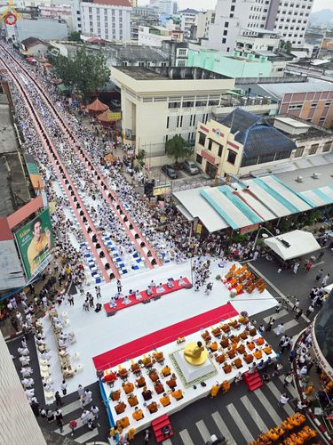 ภาพ No.236924:วันอาทิตย์ที่ 10 สิงหาคม พ.ศ. 2568 มหาสังฆทานครั้งยิ่งใหญ่ ตักบาตรพระ 10,000 รูป ถ.นิพัทธ์อุทิศ 3 ใจกลางนครหาดใหญ่ จ.สงขลา