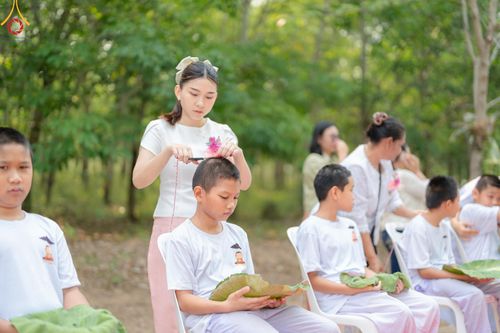 ภาพ No.135045: พิธีบรรพชาสามเณร  พิธีตักบาตรฉลองสามเณรใหม่ วันที่ 1 เมษายน พ.ศ.2567 ในโครงการบรรพชาสามเณรฟื้นฟูพระพุทธศาสนาทั่วไทย ณ ศูนย์ปฏิบัติธรรมแก้วเมืองเลย