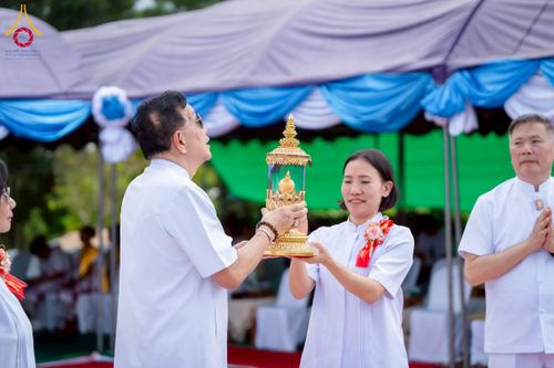 ภาพ No.255466:วันที่ 13 ตุลาคม พ.ศ. 2568 พิธีบรรจุพระบรมสารีริกธาตุ ผูกผ้า 7 สี เพื่อความเป็นสิริมงคล  และ ยกช่อฟ้า ประดิษฐานบนหลังคาอุโบสถวัดทุ่งเจริญธรรม ถวายบูชาธรรม 81 ปี หลวงพ่อธัมมชโย โดยคณะศิษยานุศิษย์ ณ วัดทุ่งเจริญธรรม อ.อมก๋อย จ.เชียงใหม่