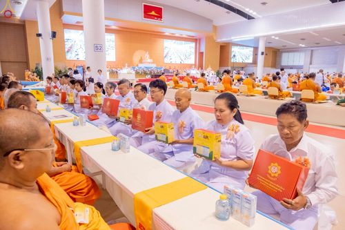 ภาพ No.236342:วันที่ 3 สิงหาคม พ.ศ. 2568 พิธีถวายมหาสังฆทานคณะสงฆ์ 2,000 กว่าวัดทั่วประเทศ ปีที่ 25 , พิธีถวายไทยธรรมคณะสงฆ์ 323 วัด 4 จังหวัดชายแดนภาคใต้ ณ วัดพระธรรมกาย