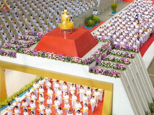 ภาพ No.150091:พิธีทอดผ้าป่าสมทบกฐินวัดพระธรรมกาย และสมทบกฐิน 30,000 วัดทั่วไทย ครั้งที่ 1 เนื่องในวันธรรมชัย 27 สิงหาคม พ.ศ.2567 ณ สภาธรรมกายสากล วัดพระธรรมกาย