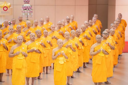 ภาพ No.161663:พิธีรับดวงแก้วนักเรียนบาลี ผู้สมัครสอบในนามวัดพระธรรมกาย วันพุธที่ 2 ตุลาคม พ.ศ. 2567 ณ เทวสภา อาคารร้อยปีคุณยายอาจารย์ฯ วัดพระธรรมกาย จ.ปทุมธานี