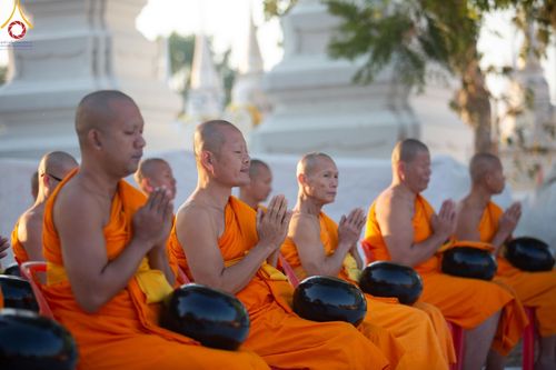 ภาพ No.195335:พิธีตักบาตรพระธรรมยาตรา ณ อนุสรณ์สถานลำดับที่ 3 สถานที่เกิดใหม่ในเพศสมณะ วัดสองพี่น้อง ต.ต้นตาล อ.สองพี่น้อง จ.สุพรรณบุรี ในโครงการธรรมยาตรา กตัญญูบูชา มหาปูชนียาจารย์ พระมงคลเทพมุนี(สด จนฺทสโร) พระผู้ปราบมาร ปีที่ 13 วันที่ 15 มกราคม พ.ศ.2568