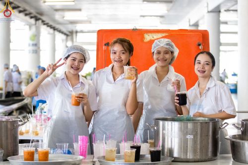 ภาพ No.58814:V.40 ภัตตาหารพระหมื่นวัด เราจัดให้ การปฏิบัติงานของเจ้าหน้าที่และอาสาสมัคร เพื่อรับบุญในการถวายภัตตาหาร แด่คณะสงฆ์ 10,000 กว่าวัดทั่วประเทศ ที่มาร่วมงานวันคุ้มครองโลก จันทร์ที่ 22 เมษายน พ.ศ. 2567 ณ วัดพระธรรมกาย