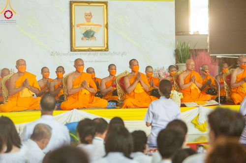 ภาพ No.115467:พิธีตักบาตรฉลองพระใหม่ ในโครงการอุปสมบทหมู่บูชาธรรม 115 ปี คุณยายอาจารย์มหารัตนอุบาสิกาจันทร์ ขนนกยูง วันที่ 19  มกราคม พ.ศ. 2567 ณ มหารัตนวิหารคด วัดพระธรรมกาย