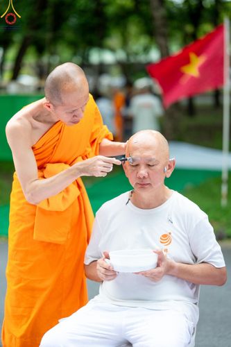 ภาพ No.143875:พิธีตัดปอยผม โครงการอุปสมบทหมู่ พระธรรมทายาทนานาชาติ (ภาษาจีน) รุ่นที่ 19 วันอาทิตย์ที่ 7 กรกฎาคม พ.ศ. 2567 ณ สนามหญ้า หน้าบ้านแก้วอาสาสมัคร วัดพระธรรมกาย