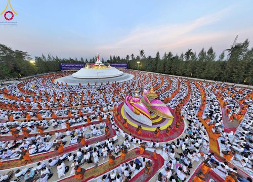 ภาพ No.108024:พิธีต้อนรับพระธรรมยาตรา ในโครงการธรรมยาตรากตัญญูบูชา มหาปูชนียาจารย์ พระมงคลเทพมุนี(สด จนฺทสโร) พระผู้ปราบมาร อนุสรณ์สถาน 7 แห่ง ปีที่ 12 วันที่ 7 มกราคม พ.ศ. 2567 ณ อนุสรณ์สถานคลองบางนางแท่น  อ.สามพราน จ.นครปฐม