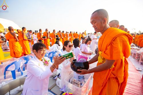 ภาพ No.201190:พิธีตักบาตรพระธรรมยาตรา ณ อนุสรณ์สถานลำดับที่ 5 สถานที่เผยแผ่วิชชาธรรมกายครั้งแรก อนุสรณ์สถานบางปลา วัดบางปลา อำเภอบางเลน จังหวัดนครปฐม ในโครงการธรรมยาตรา กตัญญูบูชา มหาปูชนียาจารย์ พระมงคลเทพมุนี(สด จนฺทสโร) พระผู้ปราบมาร อนุสรณ์สถาน 7 แห่ง ปีที่ 13