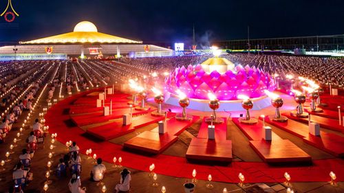 พิธีจุดประทีป 20,000 ดวง บูชาพระมหาธรรมกายเจดีย์ และบูชาพระมงคลเทพมุนี (สด จนฺทสโร) พระผู้ปราบมาร ณ ลานธรรม พระมหาธรรมกายเจดีย์ วัดพระธรรมกาย จ.ปทุมธานี วันที่ 10 ตุลาคม พ.ศ. 2567