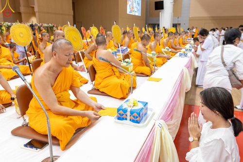 ภาพ No.153359:พิธีมุทิตาสักการะ พระภิกษุ-สามเณร ผู้สอบไล่ได้เปรียญธรรม ประโยค 1-2 ถึงประโยค ป.ธ.9 และบาลีศึกษา ประโยค1-2 ถึง บ.ศ.9 , พิธีมอบดวงแก้วสามเณรผู้ทรงบาลีไวยากรณ์ วัดพระธรรมกาย และ ศูนย์ส่งเสริมศีลธรรมในประเทศและต่างประเทศ วันอาทิตย์ที่ 8 กันยายน พ.ศ.2567