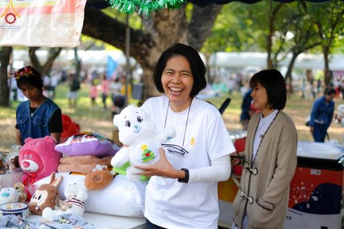 ภาพ No.194028:วัดพระธรรมกาย จัดงานวันเด็กแห่งชาติ ประจำปี พ.ศ.2568 ออกร้านอาหาร 200 ร้าน มอบของขวัญหลายหมื่นชิ้น วันที่ 12 มกราคม พ.ศ. 2568 วัดพระธรรมกาย อ.คลองหลวง จ.ปทุมธานี