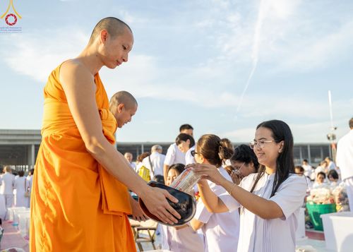 ภาพ No.187898:พิธีตักบาตรฉลองพระใหม่ ต้อนรับพุทธศักราช 2568 ณ ลานธรรมพระมหาธรรมกายเจดีย์ วัดพระธรรมกาย จ.ปทุมธานี วันที่ 1 มกราคม พ.ศ. 2568