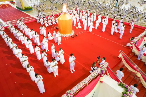 ภาพ No.89600:พิธีตักบาตร ข้าวสารอาหารแห้ง พิธีบูชาข้าวพระ และพิธีจุดเทียนใจ ไฟนิรันดร์  อนันตชัย ณ สภาธรรมกายสากล วัดพระธรรมกาย วันอาทิตย์ที่ 1 ตุลาคม พ.ศ. 2566