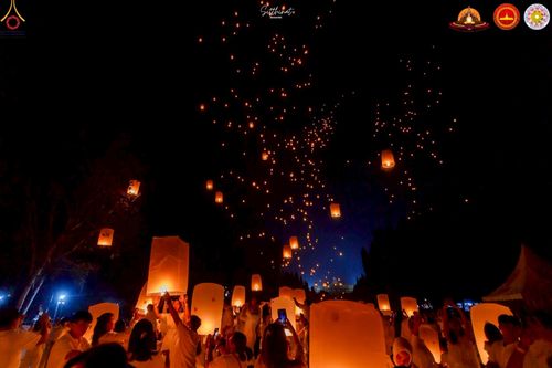 ภาพ No.224641:วันจันทร์ที่ 12 พฤษภาคม พ.ศ. 2568  ชาวพุทธในอินโดนีเซีย ร่วมฉลองวิสาขบูชาจุดประทีปกว่า 200,000 ดวง ณ พระมหาเจดีย์บรมพุทโธ  เจริญพุทธมนต์ถวาย “พระวชิรเกล้าเจ้าอยู่หัว”