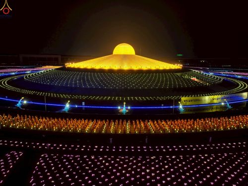 ภาพ No.224125:วันวิสาขบูชา วันอาทิตย์ที่ 11 พฤษภาคม พ.ศ. 2568 พิธีจุดวิสาขประทีป ,  พิธีเวียนประทักษิณรอบพระมหาธรรมกายเจดีย์ , พิธีฉลองชัยสวดมนต์บทธัมมจักกัปปวัตตนสูตร ครบ 7,357,000,000 จบ ณ มหารัตนวิหารคด วัดพระธรรมกาย