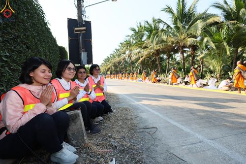 ภาพ No.198885:V.50 สารพัดV สารพัดดี ที่ธรรมยาตรา ในโครงการธรรมยาตรา กตัญญูบูชา มหาปูชนียาจารย์ พระมงคลเทพมุนี(สด จนฺทสโร) พระผู้ปราบมาร อนุสรณ์สถาน 7 แห่ง ปีที่ 13 ระหว่างวันที่ 2-31 มกราคม พ.ศ. 2568