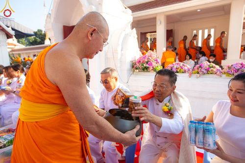 ภาพ No.197801:พิธีตักบาตรพระธรรมยาตรา ณ อนุสรณ์สถานลำดับที่ 4 สถานที่เกิดด้วยกายธรรม วัดโบสถ์(บน) ต.บางคูเวียง จ.นนทบุรี ในโครงการธรรมยาตรา กตัญญูบูชา มหาปูชนียาจารย์ พระมงคลเทพมุนี(สด จนฺทสโร) พระผู้ปราบมาร อนุสรณ์สถาน 7 แห่ง ปีที่ 13 วันที่ 19 มกราคม พ.ศ. 2568